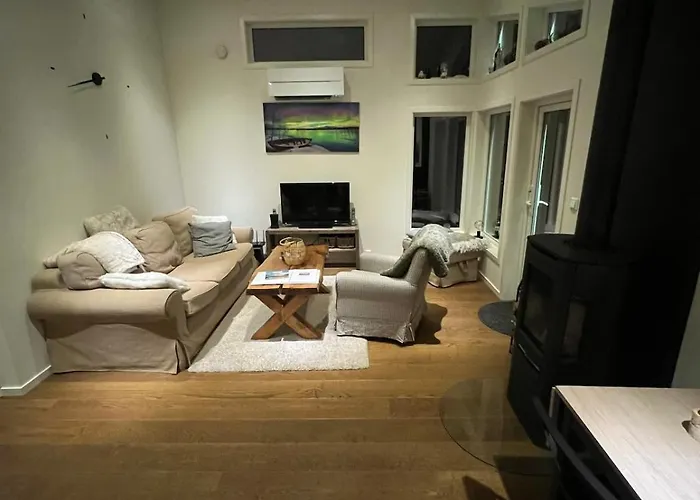 Practical And Cozy In Idyllic 3 Bedrooms *