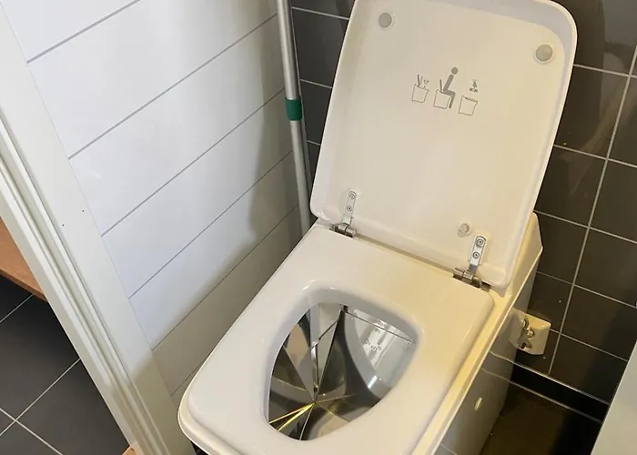 Practical And Cozy In Idyllic 3 Bedrooms *