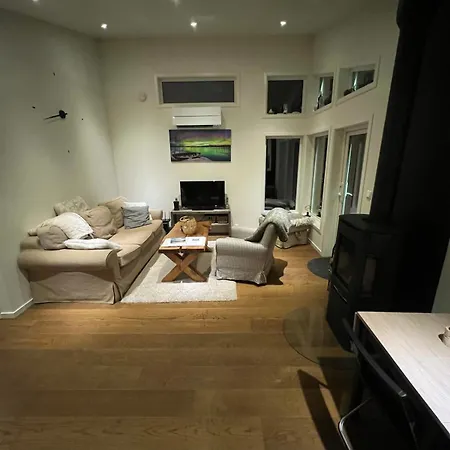 Practical And Cozy In Idyllic 3 Bedrooms *