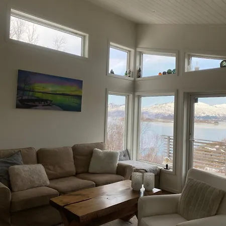 Practical And Cozy In Idyllic Holiday home Senja